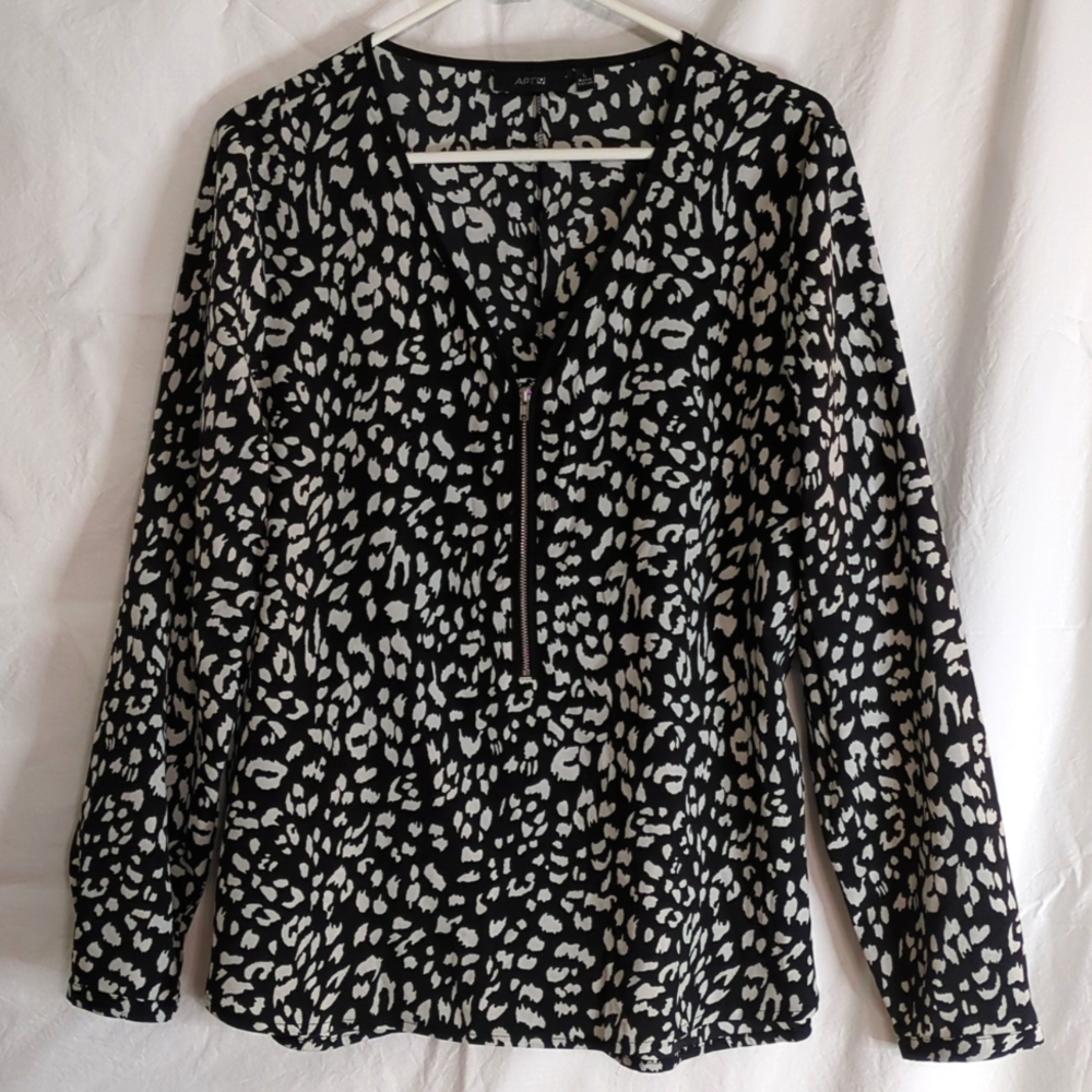 Apt. 9 | Black White Animal Print V Neck Top with Exposed Zipper | L